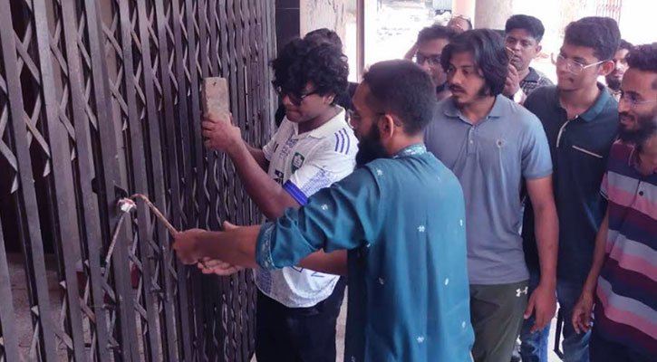 কুয়েটে শিক্ষার্থীদের হলে প্রবেশ, ভিসির পদত্যাগের দাবিতে উত্তাল ক্যাম্পাস