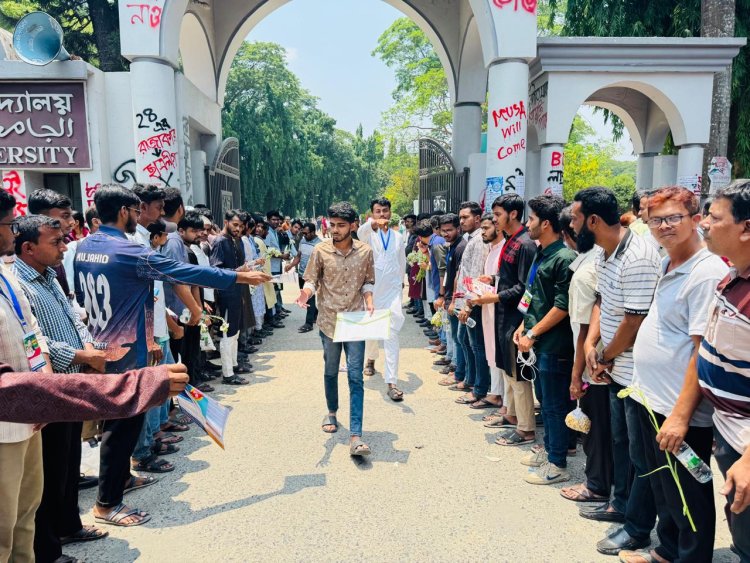 ভর্তিচ্ছু পরীক্ষার্থীদের পাশে ইবি ছাত্রদল