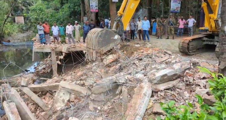 লক্ষ্মীপুরে খালের অবৈধ স্থাপনা উচ্ছেদ অভিযান